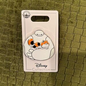 Disney Collection Dogs & Cats Pixar Big Hero Mochi Held by Baymax pin
